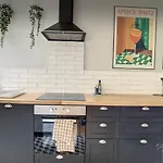 2 Bedrooms - Perfect For A Getaway Apartment *
